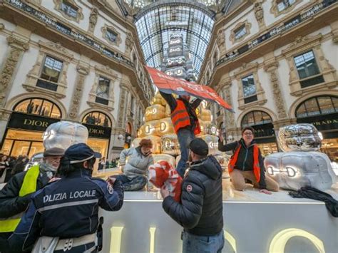 Milano, blitz di Ultima Generazione in Galleria: gli attivisti 